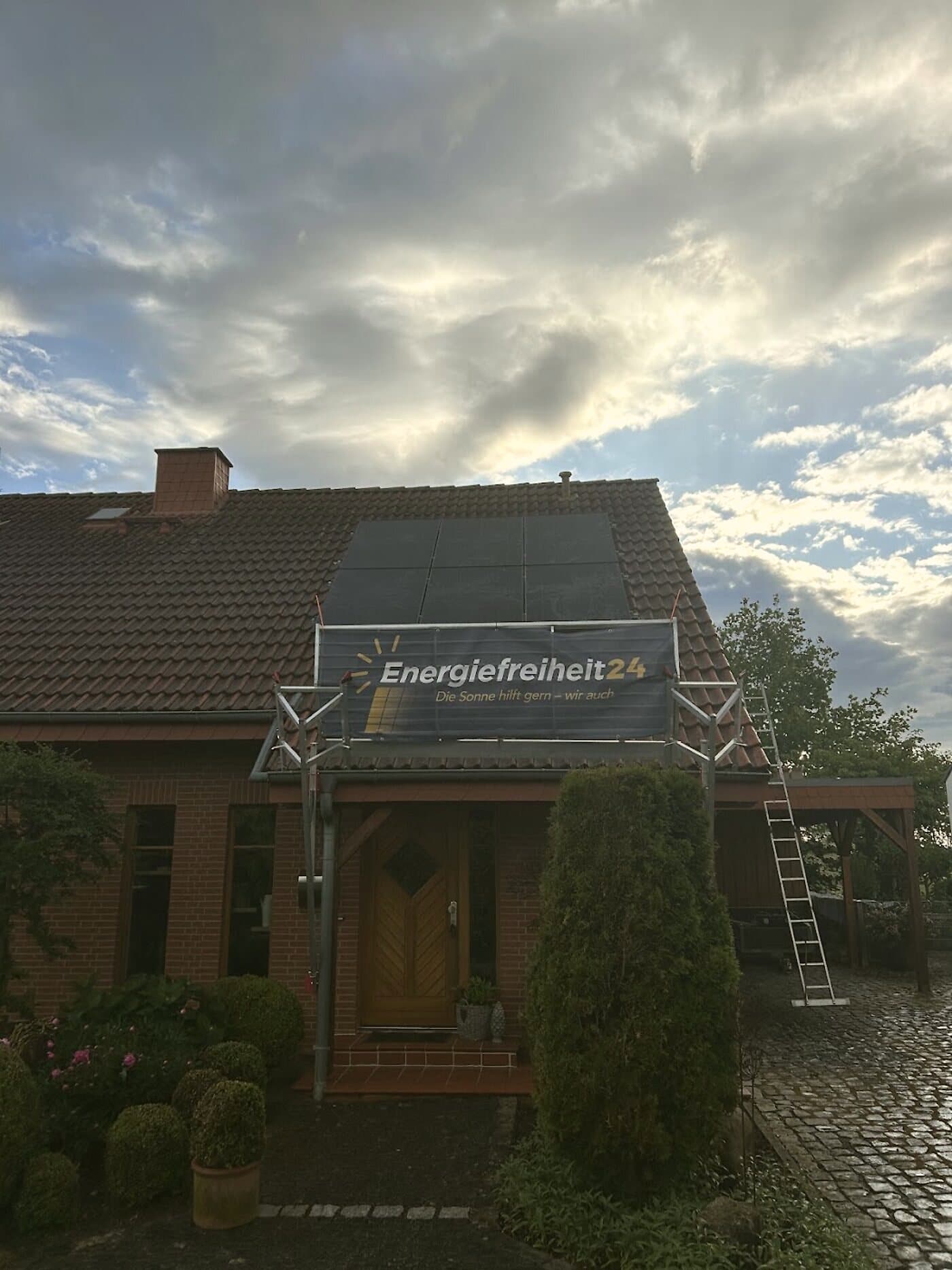 „Die Sonne hilft gern – wir auch.“ Unser Banner am Bau